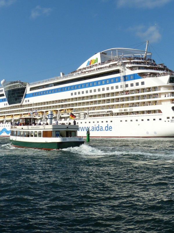 Kreuzfahrtsaison in Warnemünde eröffnet