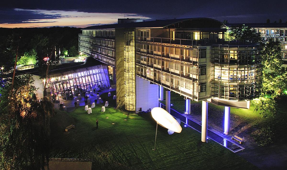 » Kongresshotel-Potsdam-bei-Nacht-kleintravelcam.tv
